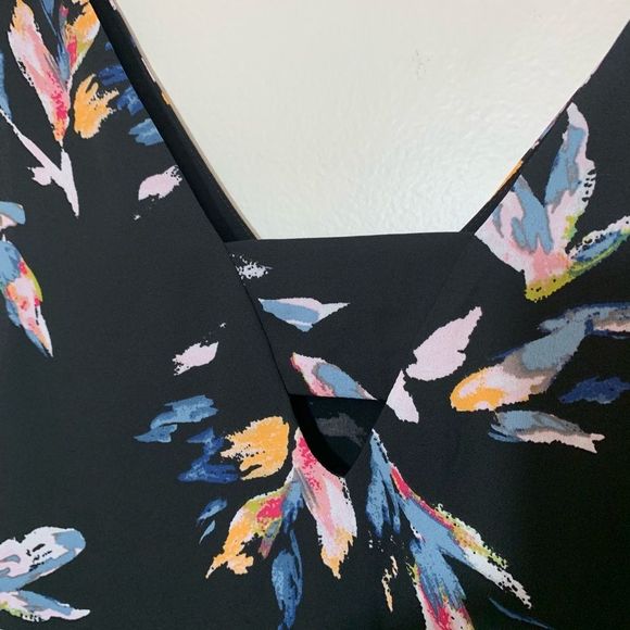 1.State Floral Layered Double V Neck Tank Size M - Picture 5 of 8